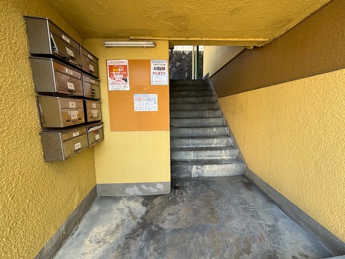 物件外観写真4　(エントランス部分)