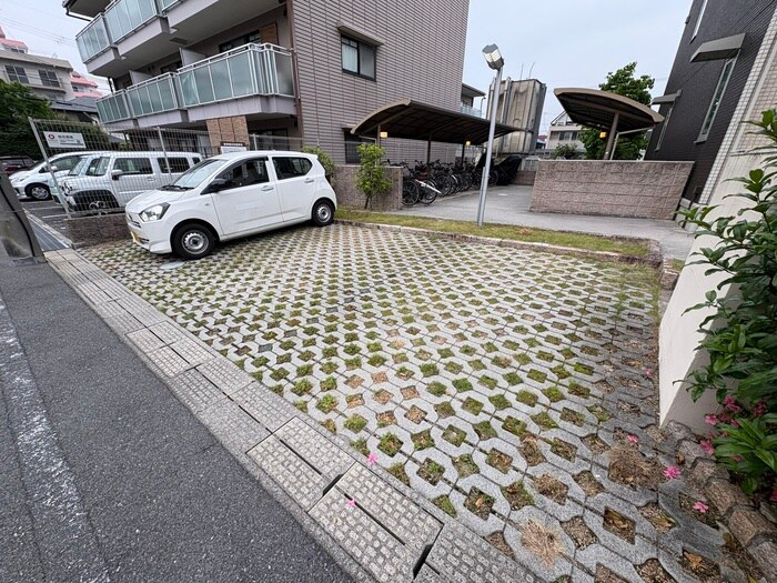 物件外観写真3　(駐車場)