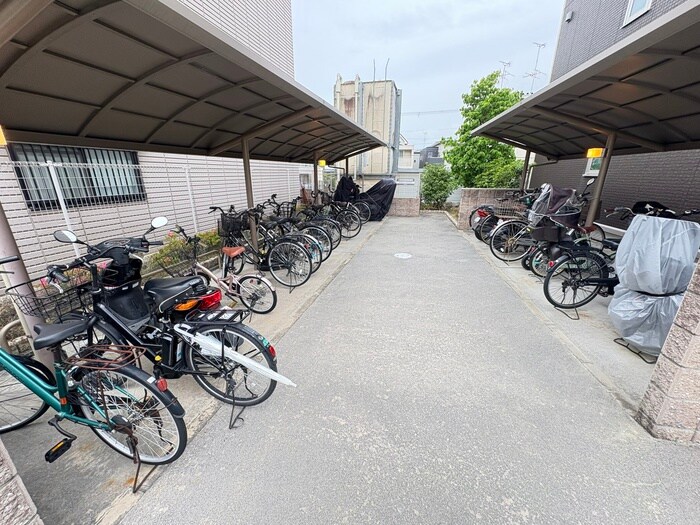 物件外観写真4　(駐輪場)