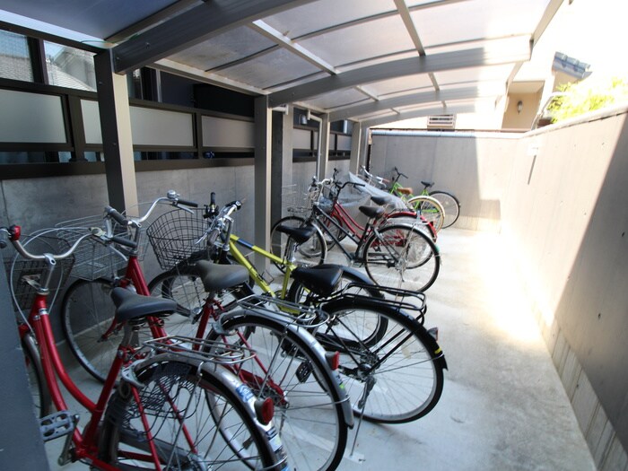 物件外観写真4　(駐輪場)