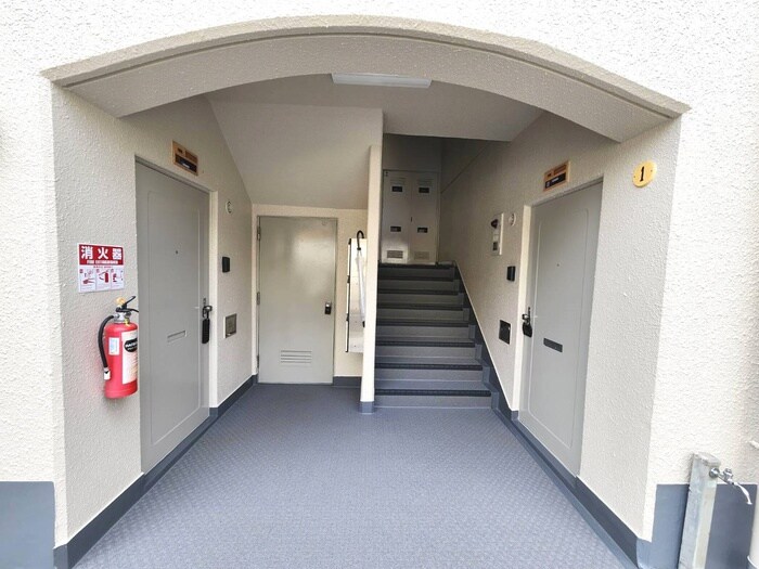 物件外観写真2　(エントランス部分)