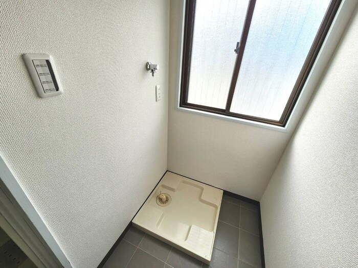 物件内観写真12　(洗濯機置場)