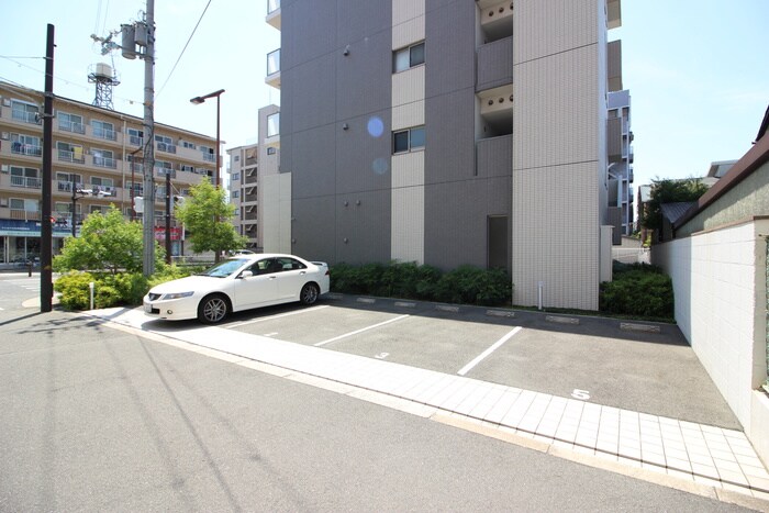 物件外観写真6　(駐車場)