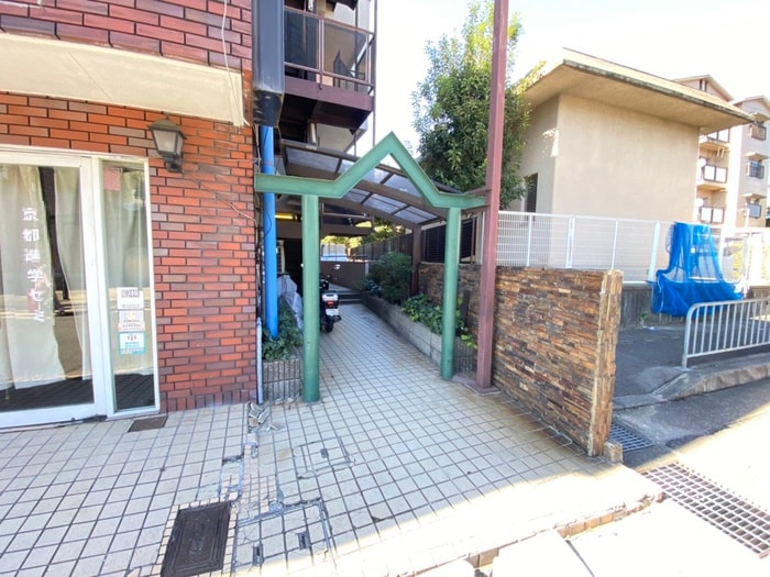 物件外観写真2　(エントランス部分)