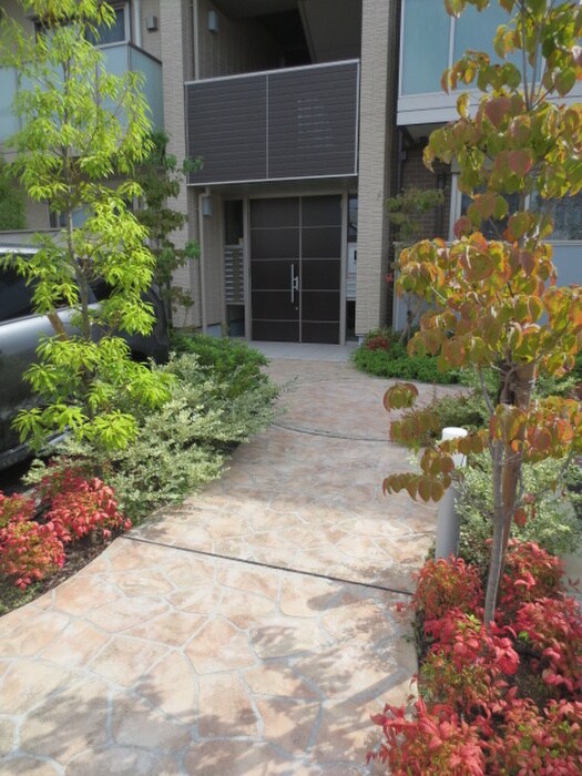 物件外観写真3　(エントランス部分)