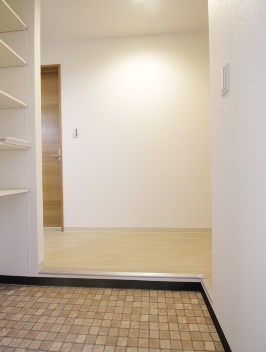 物件内観写真7　(玄関)