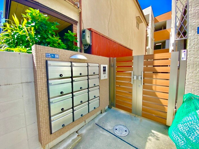 物件外観写真6　(エントランス部分)