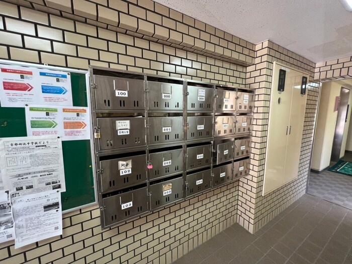 物件外観写真2　(エントランス部分)