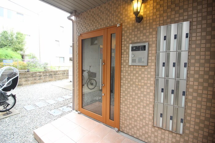 物件外観写真3　(エントランス部分)