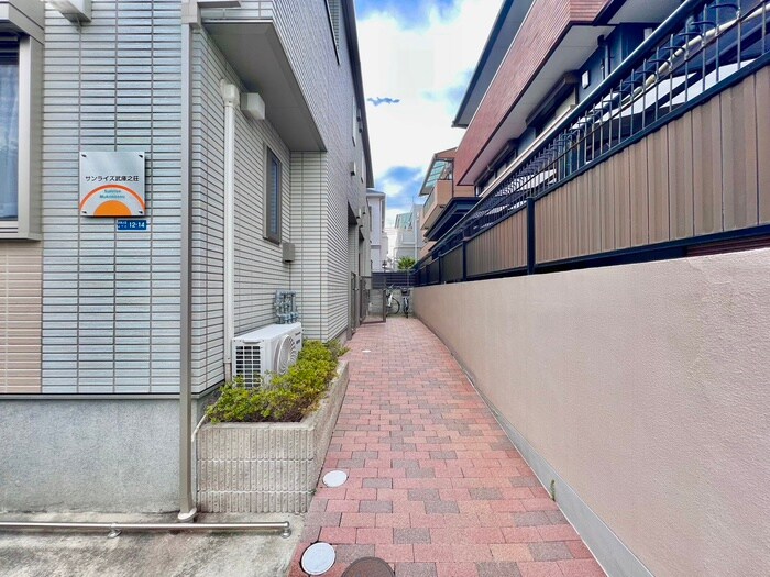 物件外観写真4　(エントランス部分)