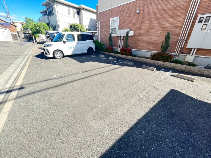 物件外観写真3　(駐車場)
