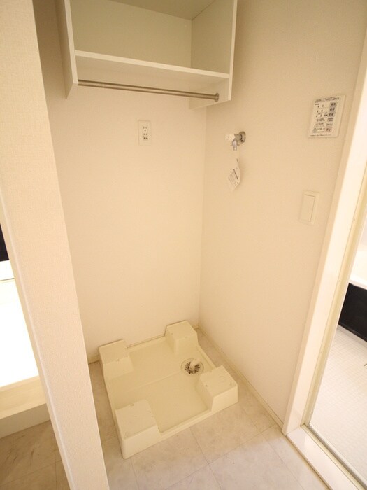 物件内観写真10　(洗濯機置場)