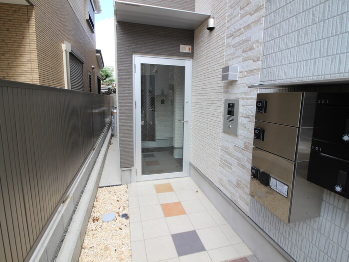 物件外観写真2　(エントランス部分)