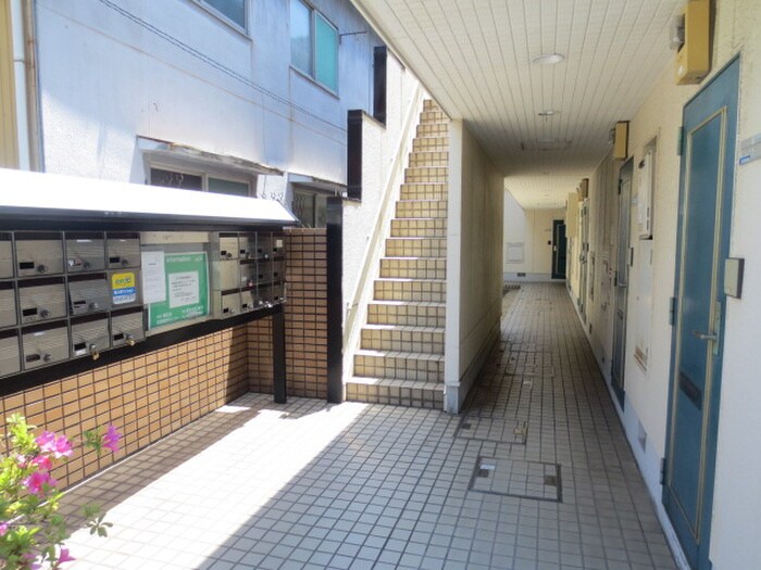 物件外観写真2　(エントランス部分)