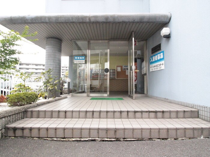 物件外観写真2　(エントランス部分)