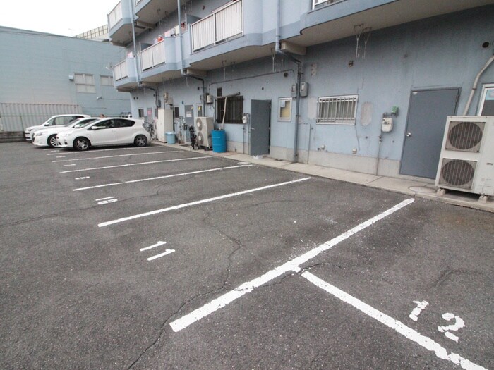 物件外観写真3　(駐車場)