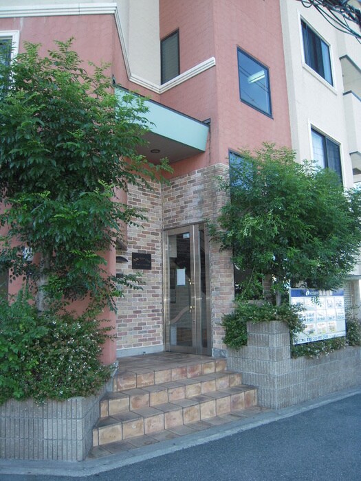 物件外観写真2　(エントランス部分)