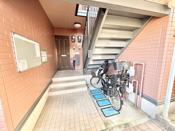 物件外観写真3　(エントランス部分)