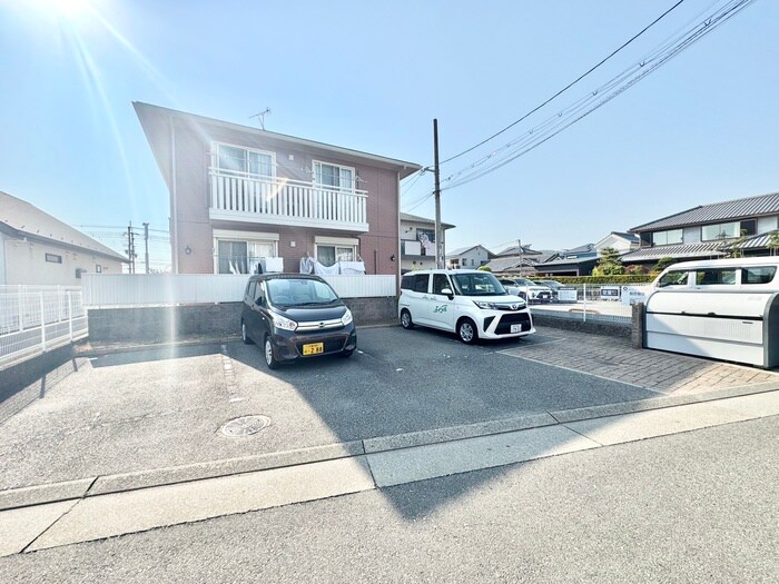 物件外観写真5　(駐車場)