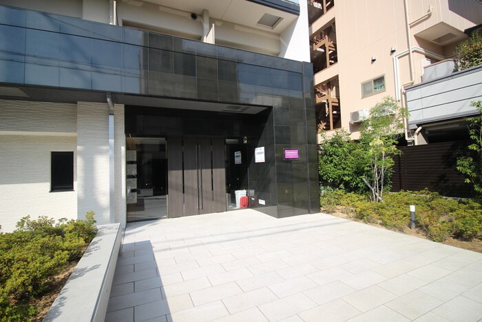 物件外観写真2　(エントランス部分)
