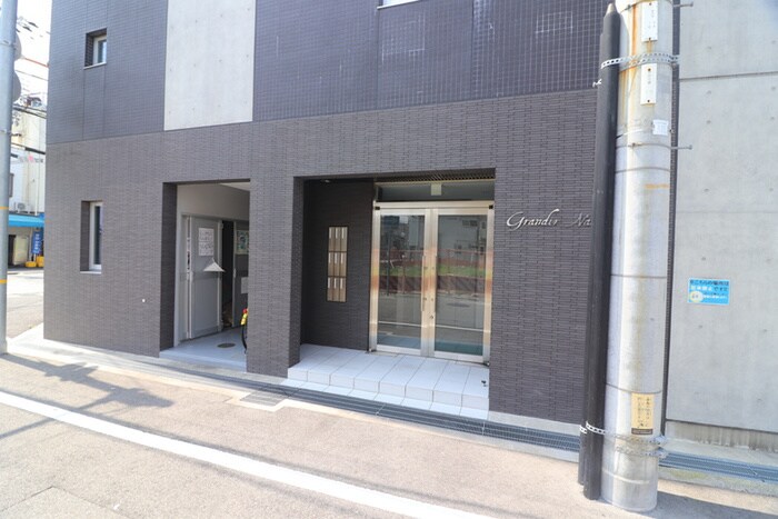 物件外観写真3　(エントランス部分)