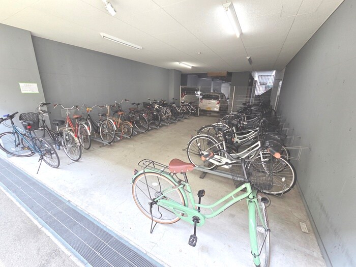 物件外観写真5　(駐輪場)