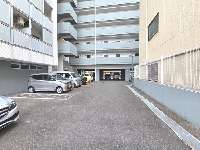 物件外観写真6　(駐車場)
