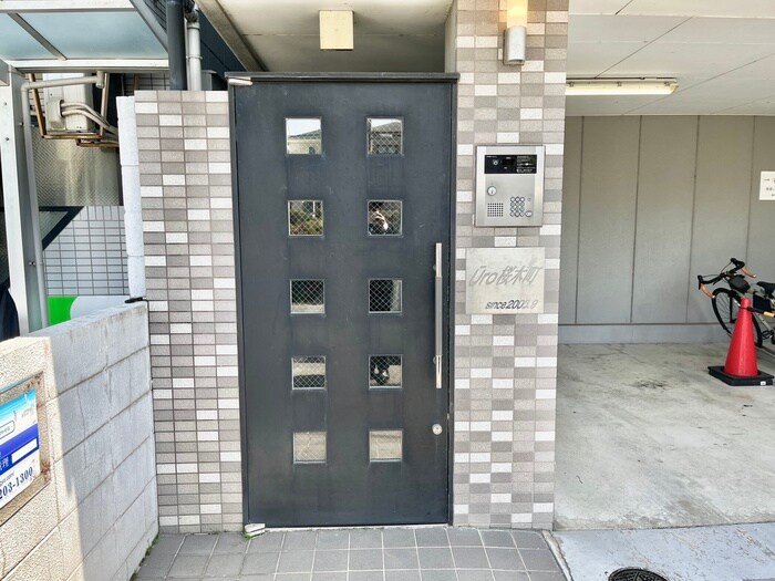 物件外観写真2　(エントランス部分)