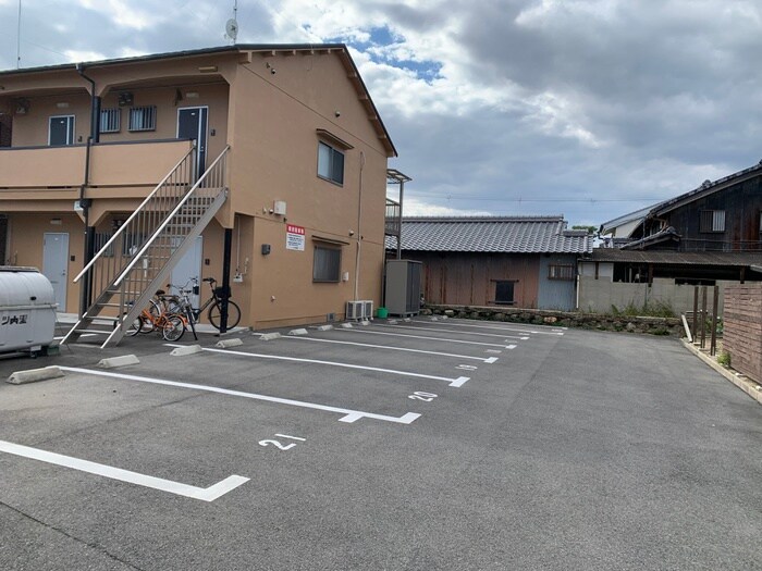 物件外観写真5　(駐車場)