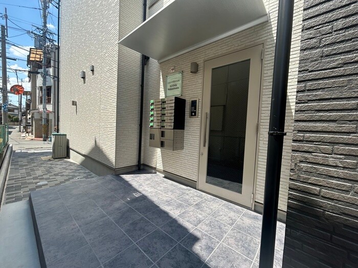 物件外観写真3　(エントランス部分)