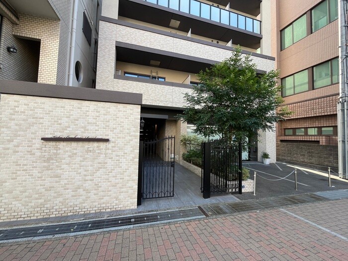 物件外観写真2　(エントランス部分)