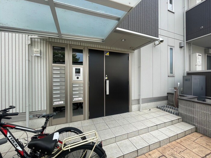 物件外観写真4　(エントランス部分)