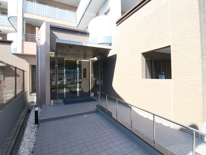 物件外観写真2　(エントランス部分)