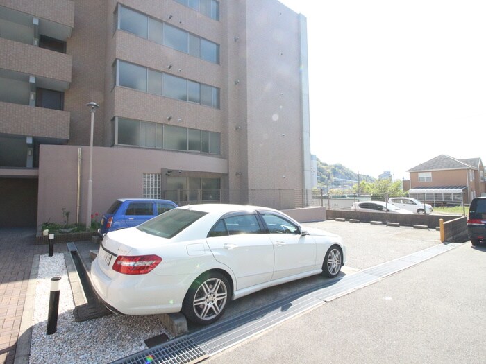 物件外観写真4　(駐車場)