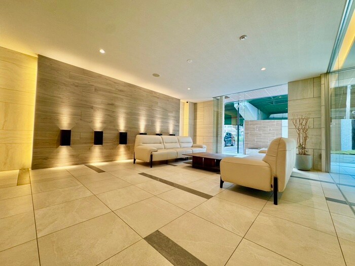 物件外観写真3　(エントランス部分)