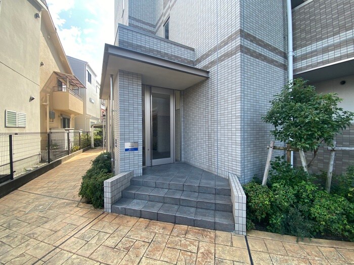 物件外観写真6　(エントランス部分)