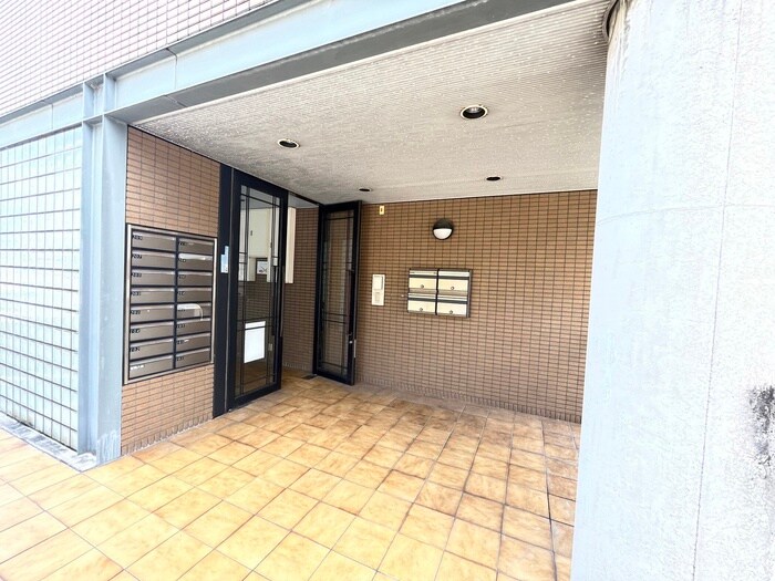 物件外観写真3　(エントランス部分)