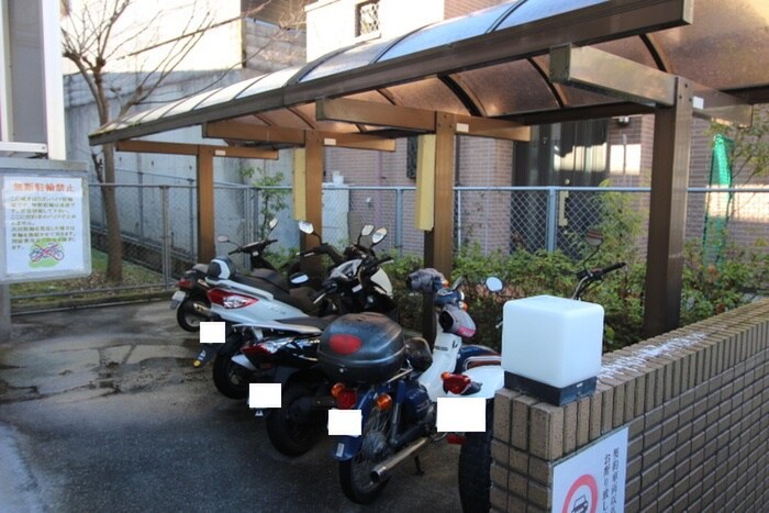 物件外観写真5　(バイク置き場)