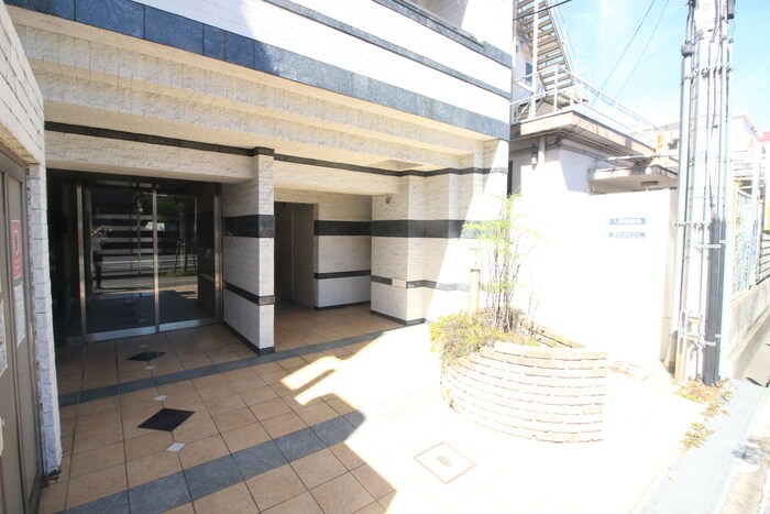物件外観写真2　(エントランス部分)