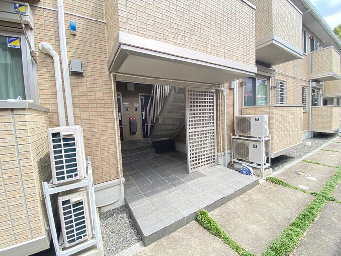 物件外観写真2　(エントランス部分)
