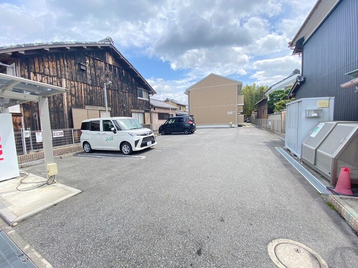 物件外観写真5　(駐車場)
