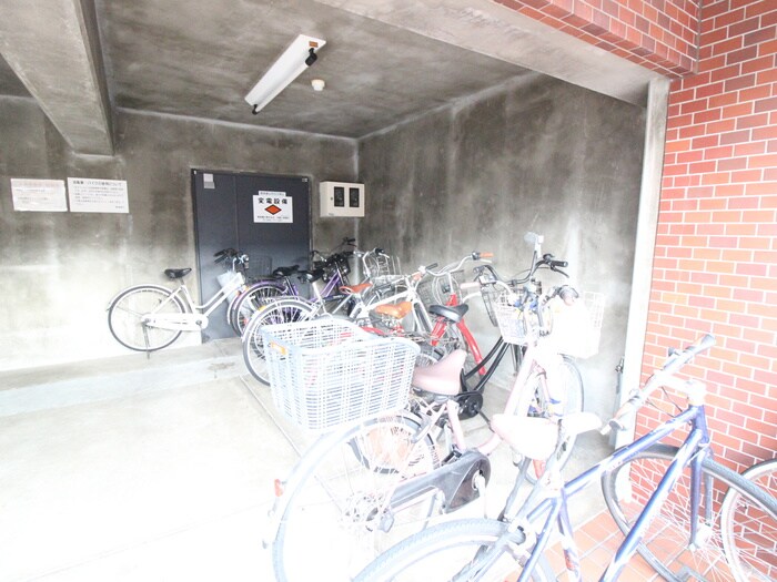 物件外観写真4　(駐輪場)