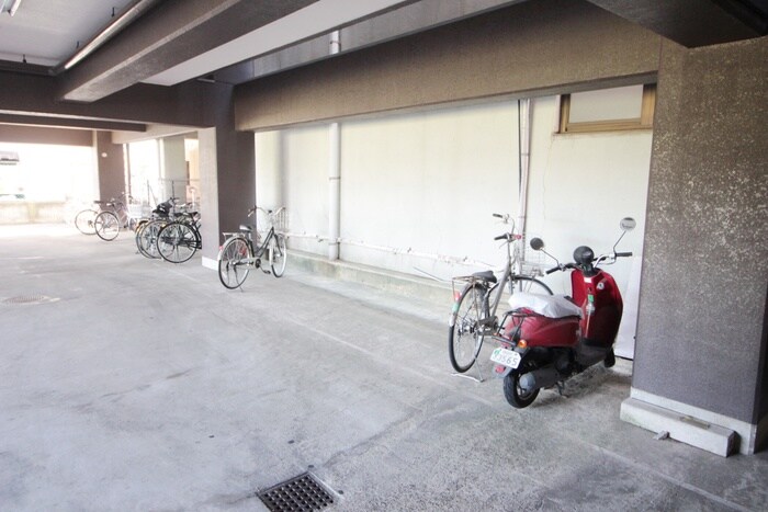 物件外観写真4　(駐輪場)