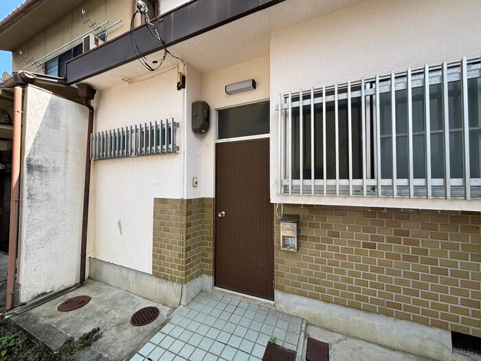平方様貸家のエントランス部分