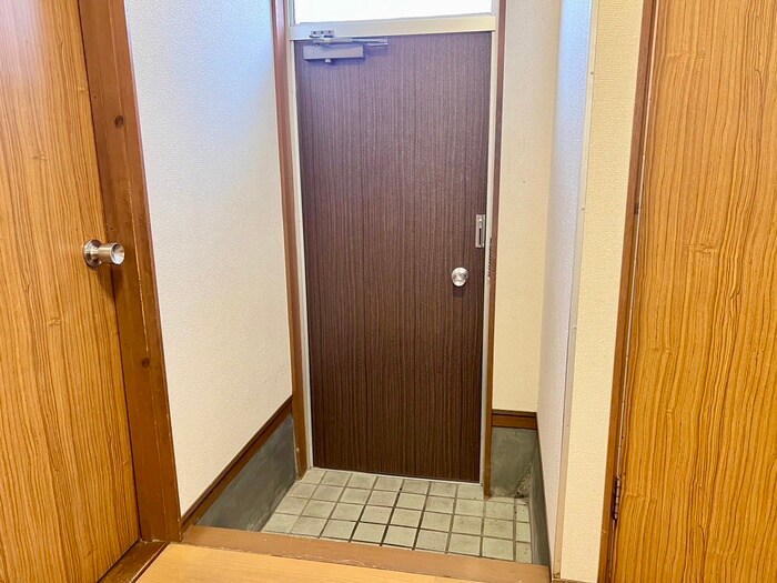 平方様貸家の玄関