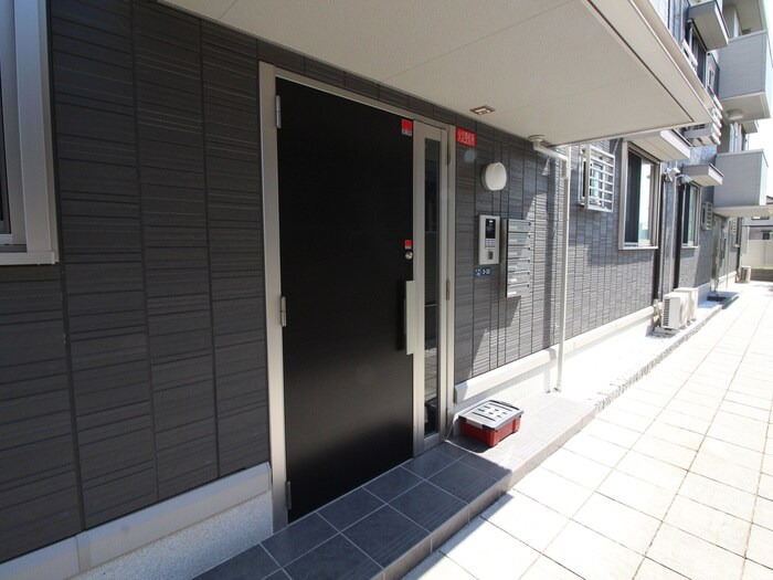 物件外観写真2　(エントランス部分)