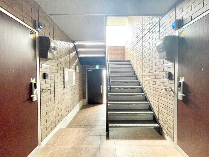 物件外観写真4　(エントランス部分)