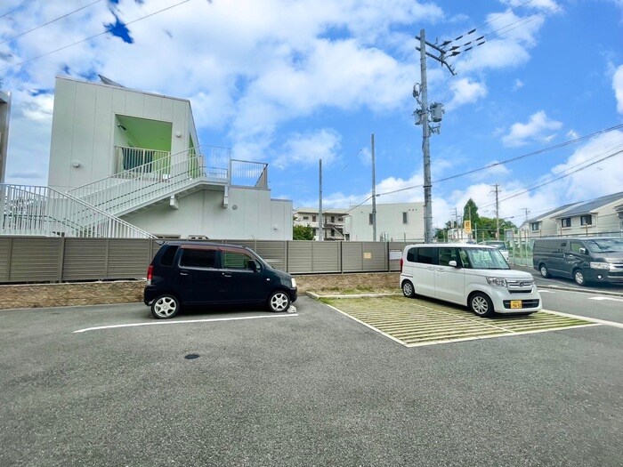 物件外観写真5　(駐車場)