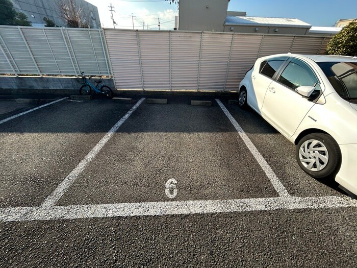 物件外観写真5　(駐車場)