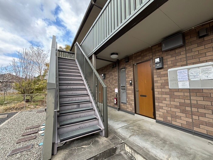 物件外観写真2　(エントランス部分)